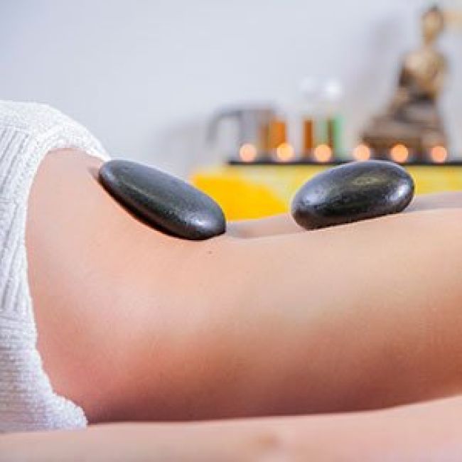 MASAJE CON PIEDRAS CALIENTES